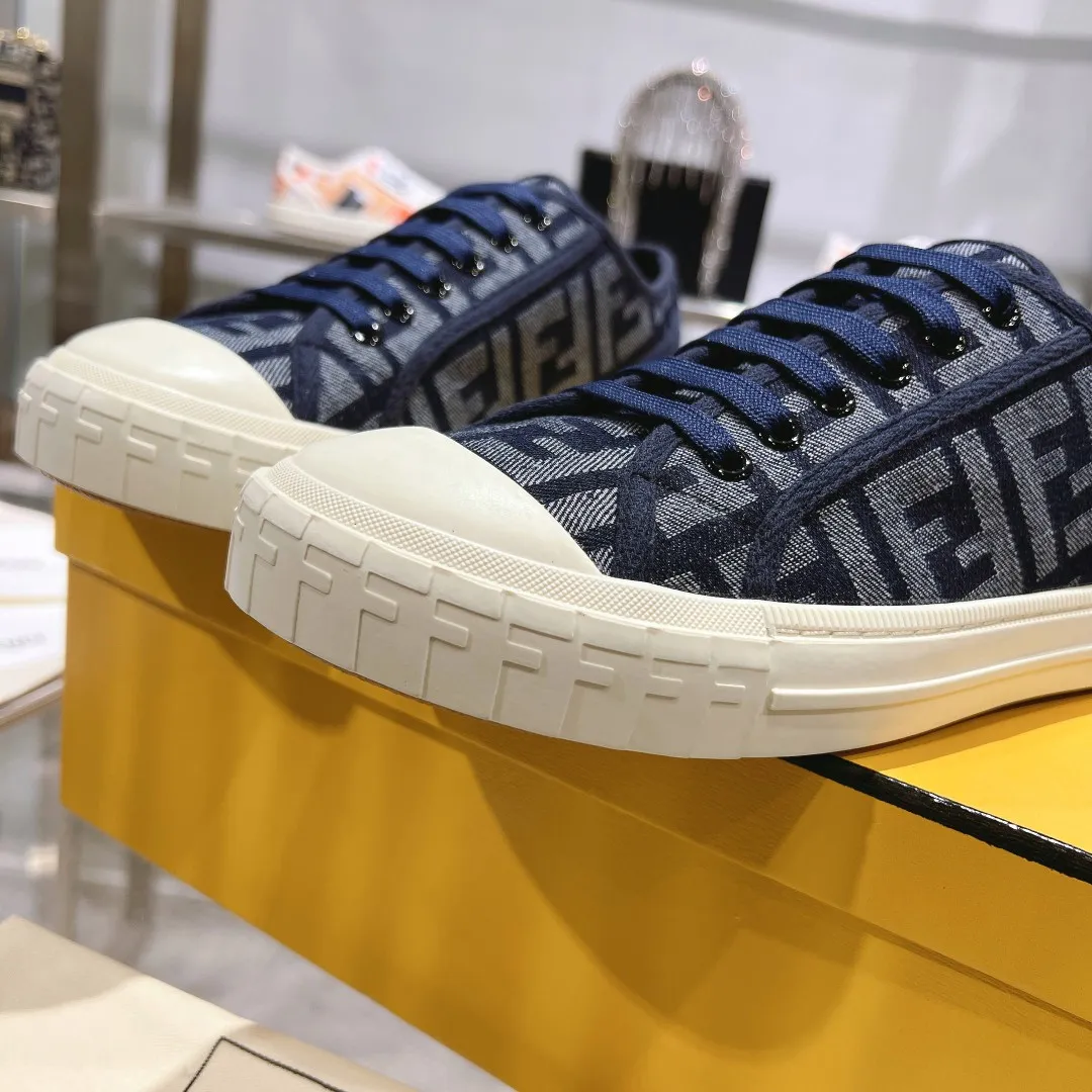 Couple style 💰460❤️Fendi Fendi's latest couple canvas shoes ❑ Fabric: Original customized imported jacquard canvas material ❑ Inner lining: Imported canvas material ❑ Sole: Original molded non-slip TPU outsole ❑ Bottom thickness: 2.5cm ❑ Size: Women's 35-40/Men's 39-45
